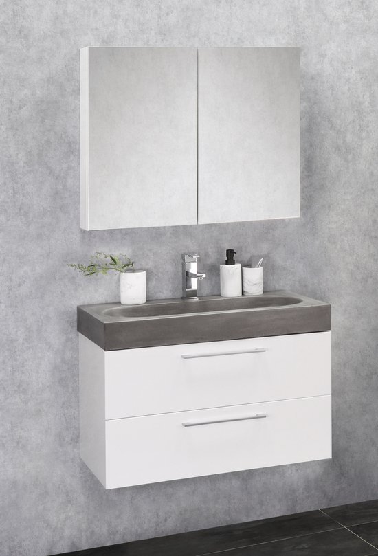 Zwart wastafelmeubel met twee lades en een spiegelkast met twee deuren, tegen een grijze betonnen muur.