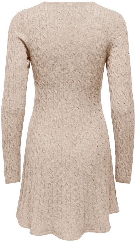 Beige gebreide jurk met kabels, lange mouwen en ronde hals, achterkant.