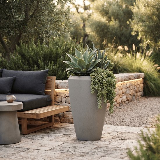 Un grand vase gris conique à la finition texturée, placé à l'extérieur avec une plante d'agave et des succulentes.