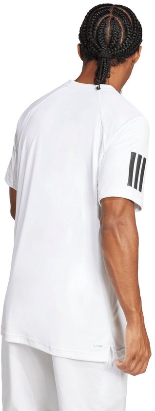 Model van achteren gezien draagt een wit Adidas t-shirt met op de linkermouw de drie zwarte Adidas strepen.