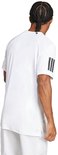 Model van achteren gezien draagt een wit Adidas t-shirt met op de linkermouw de drie zwarte Adidas strepen.