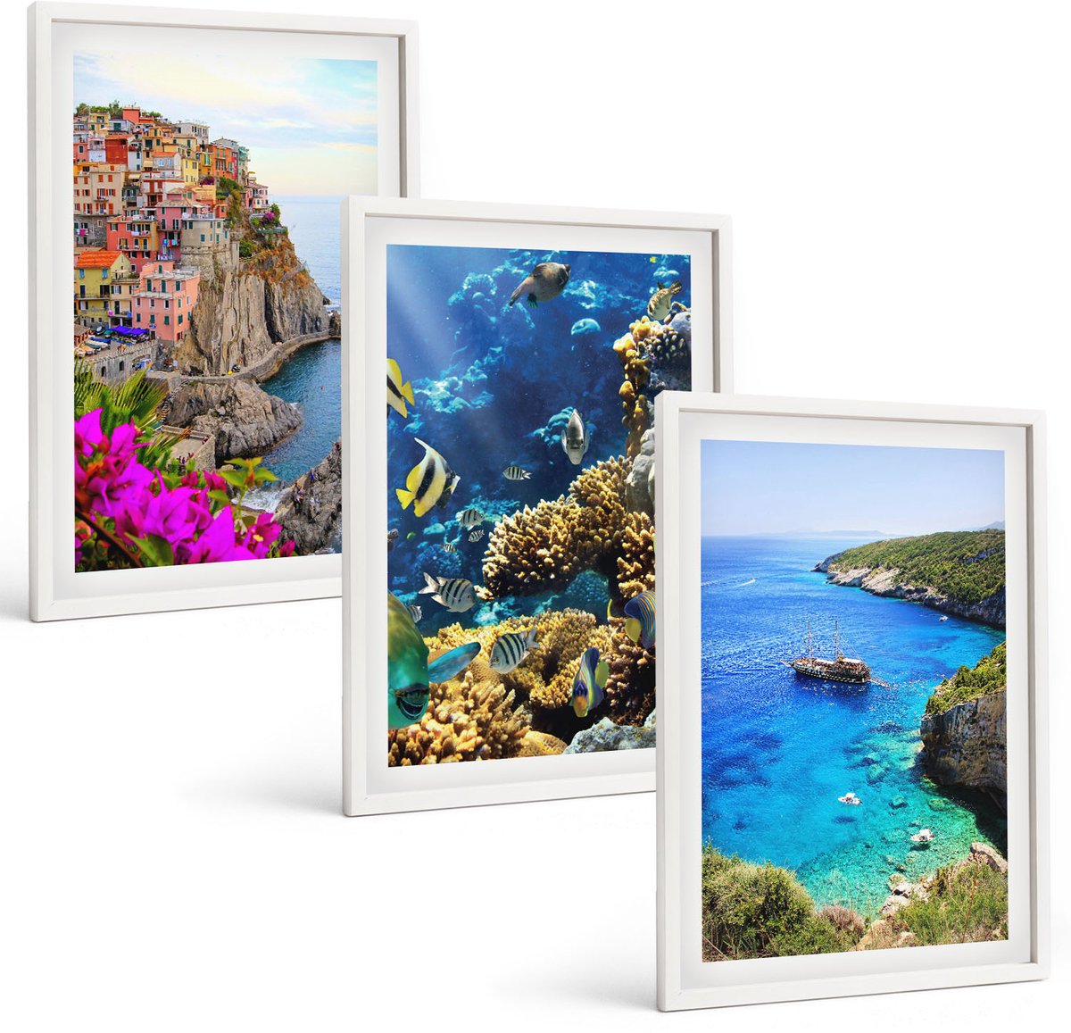 Wallfluent 3-Delige Schilderij Set - Uitzicht Op Zee Met Kleurrijke Huizen En Een Koraalrif. - 40 x 60 - Decoratieve Muurdecoratie - Slaapkamer
