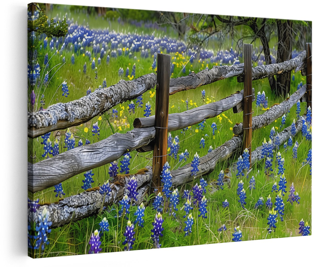 Artaza Canvas Schilderij Hek met Bluebonnets op de Achtergrond - Bloemen - 150x100 cm - Groot - Wanddecoratie Woonkamer - Schilderijen - Muurdecoratie