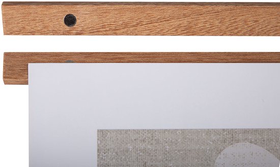 Détail d'un cintre d'affiche en bois avec fermeture magnétique.