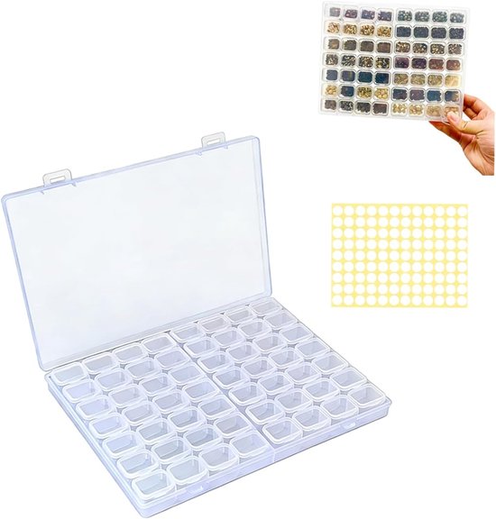 Boîte de rangement transparente avec 56 compartiments vides, une main tenant un couvercle avec des compartiments et une feuille d'autocollants.