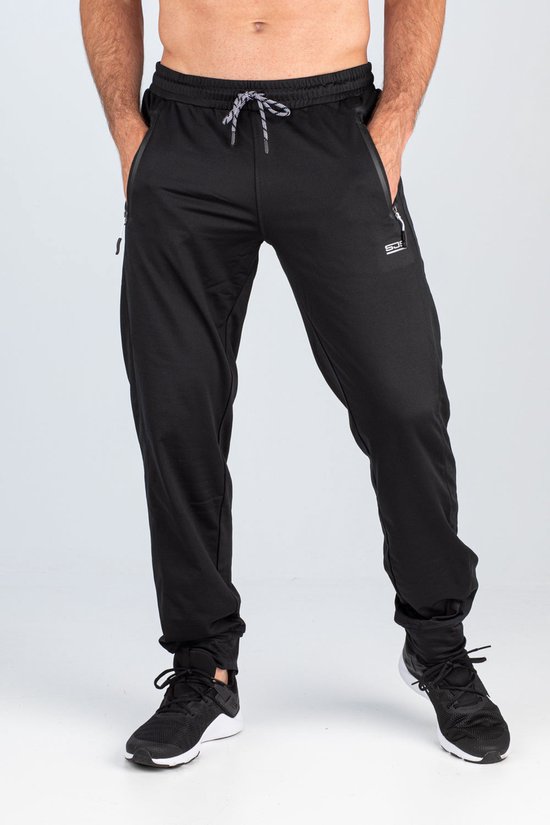 Zwarte sportbroek voor heren met trekkoord, ritszakken en een logo op de linkerheup.