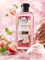 Herbal Essences White Strawberry & Sweet Mint shampoofles met verse aardbeien, muntblaadjes en waterplons.