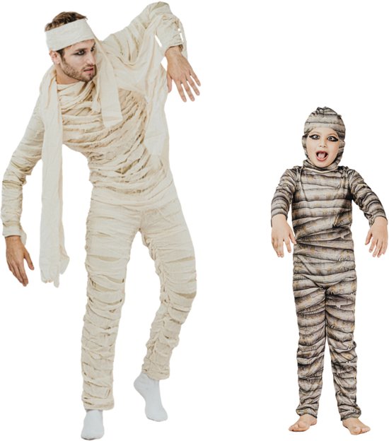 Man en kind in mummiekostuums met verband, wit en bruin