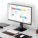 Een bureau met een KTC monitor, toetsenbord, muis en laptop, waarop een projectmanagement interface wordt getoond.