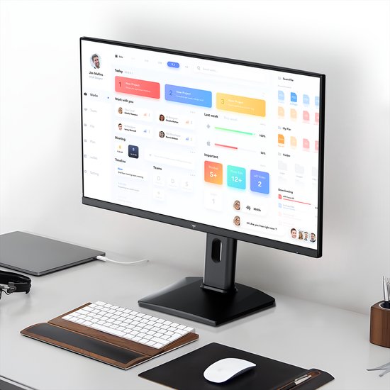 Een bureau met een KTC monitor, toetsenbord, muis en laptop, waarop een projectmanagement interface wordt getoond.
