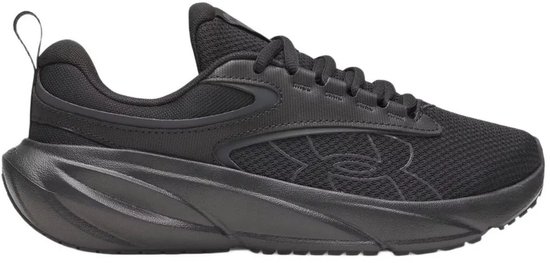 Zwarte Under Armour hardloopschoen, zijaanzicht. Mesh bovenwerk met UA logo.