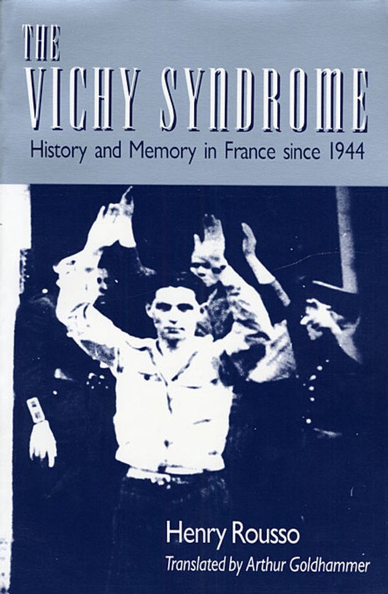 Boekomslag: "The Vichy Syndrome - History and Memory in France since 1944" door Henry Rousso. Een man met opgeheven armen in het midden, omringd door anderen.