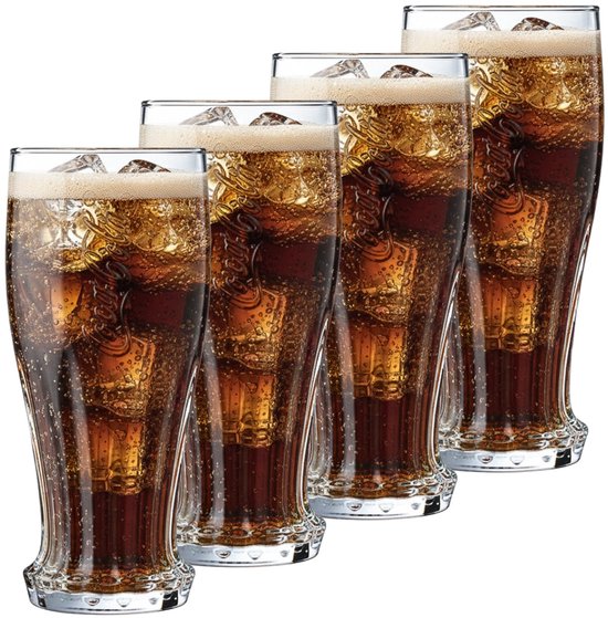 Quatre verres remplis de cola et de glaçons, avec le logo Coca-Cola en relief.