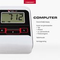 Close-up van het digitale display van een witte crosstrainer met de tijd '7:12'.