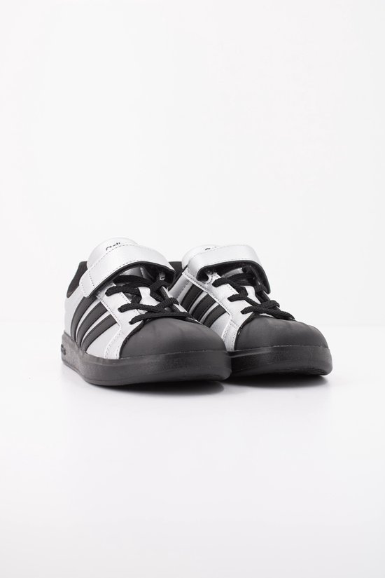 Paar zilverkleurige Adidas sneakers met zwarte neuzen en klittenband.