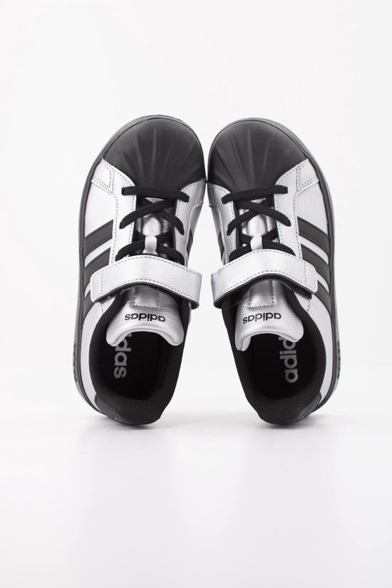 Zilverkleurige sneakers met zwarte neuzen en Adidas logo op de tong.