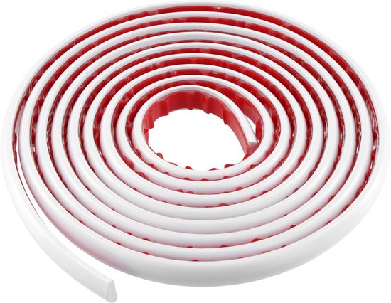 Un rouleau de moulure décorative blanche avec dos adhésif rouge, sur fond blanc.