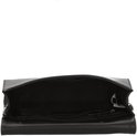 Zwarte clutch, open aan de bovenkant, met een zilverkleurige metalen ring aan elke kant.