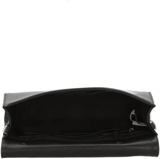 Zwarte clutch, open aan de bovenkant, met een zilverkleurige metalen ring aan elke kant.