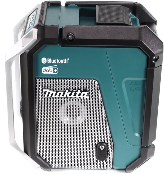 Makita bouwradio met zilveren handvat, zwarte randen en groene behuizing. Grill met logo.