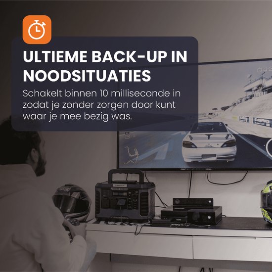 Man speelt racespel op tv met HEKO Solar powerstation ernaast. Tekst: Ultieme back-up in noodsituaties.