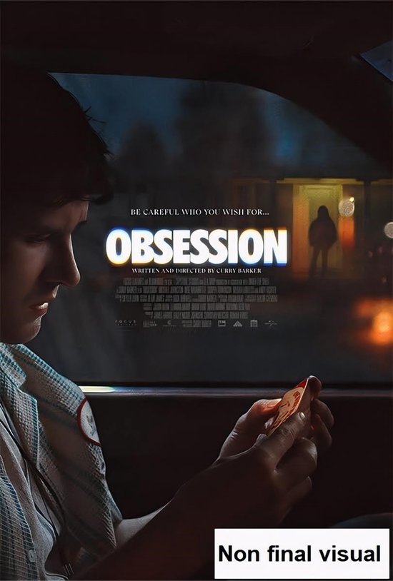 Un homme dans une voiture regarde une carte rouge. Le texte 'OBSESSION' est visible sur l'affiche.