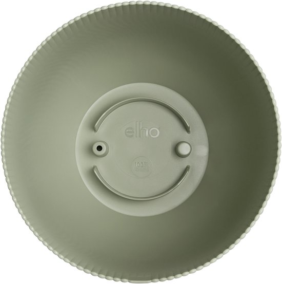 Bovenkant van een Scandinavisch groene Elho bloempot, met ribbels, Elho-logo en 100% gerecycled plastic-logo.