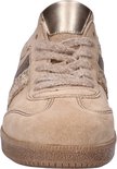 Zandkleurige suède sneaker met een gouden streep, gevlochten details op de hiel en een bruine zool.
