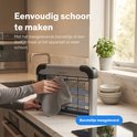 Handen die een zilverkleurige insectenlamp schoonmaken met een grijze doek, een borsteltje wordt meegeleverd.