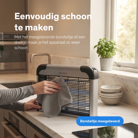 Handen die een zilverkleurige insectenlamp schoonmaken met een grijze doek, een borsteltje wordt meegeleverd.