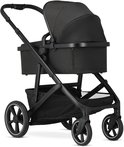 Zwarte kinderwagen met reiswieg, opbergmand en grote wielen.