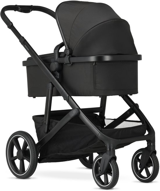 Zwarte kinderwagen met reiswieg, opbergmand en grote wielen.