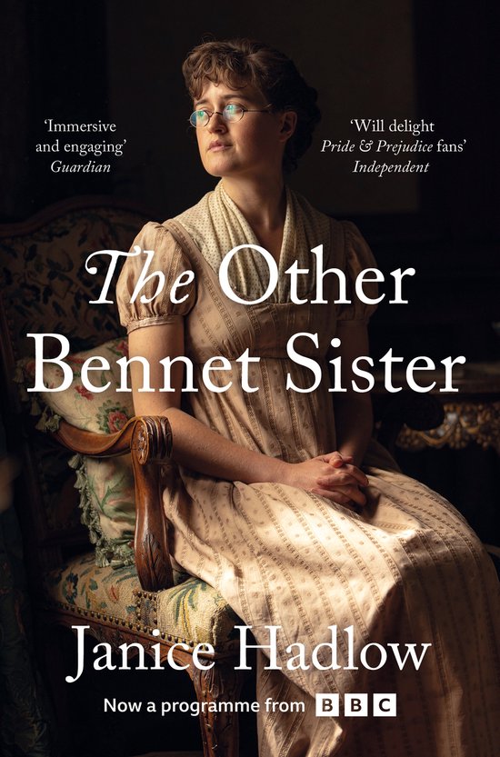 De omslag van het boek 'The Other Bennet Sister' toont een vrouw in een lichtbruine jurk met patroon, zittend op een stoel. Tekst: 'The Other Bennet Sister' Janice Hadlow. Nu een programma van BBC.