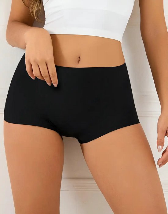 Model draagt een zwarte, naadloze midi short.