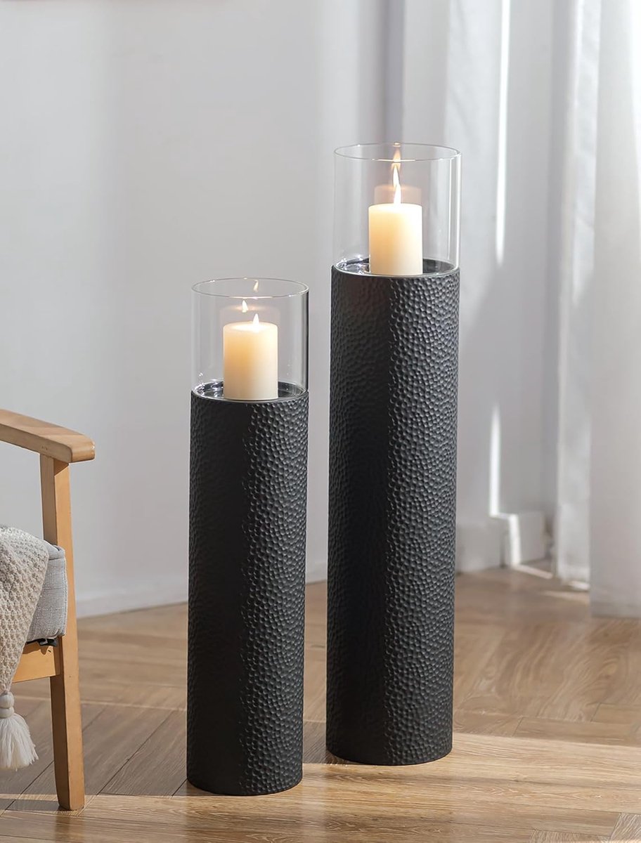 Hoge Zwarte Kandelaar voor op de Vloer: Hurricane Kaarshouders Set van 2 voor Woondecoratie - Zwarte Cilindrische Kandelaar 85/70 cm als Grote Vloerornamenten voor Woonkamer Openhaard Buiten
