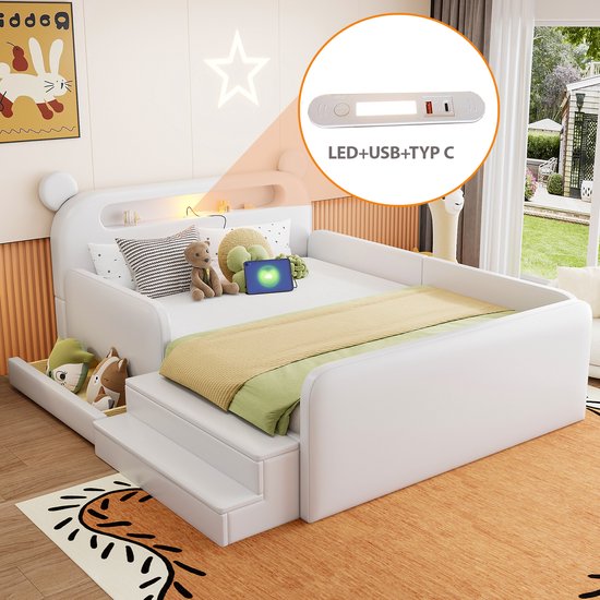 Wit kinderbed met berenhoofd hoofdeinde, trap en opbergvakken. Inclusief ingebouwde LED nachtlampjes met USB-poort, gele dekens en een tablet.