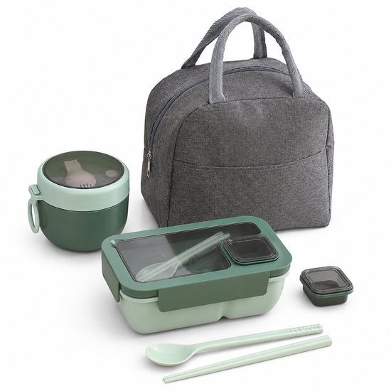 Ensemble déjeuner vert composé d'une boîte bento, d'un bol à soupe, d'un petit pot à sauce, d'un sac isotherme et de couverts sur fond blanc.