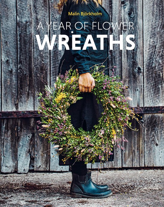 Een vrouw in een zwarte jurk met bloemenkrans. "A Year of Flower Wreaths" Malin Björkholm.