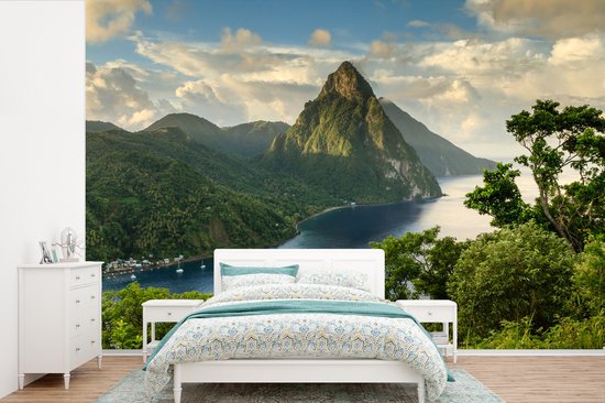 Behang - Fotobehang Uitzicht op een berglandschap bedekt met een tropisch regenwoud in Saint Lucia - Breedte 420 cm x hoogte 280 cm