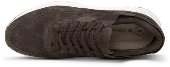 Bovenaanzicht van bruine suède Xsensible veterschoenen met witte zool en veters.
