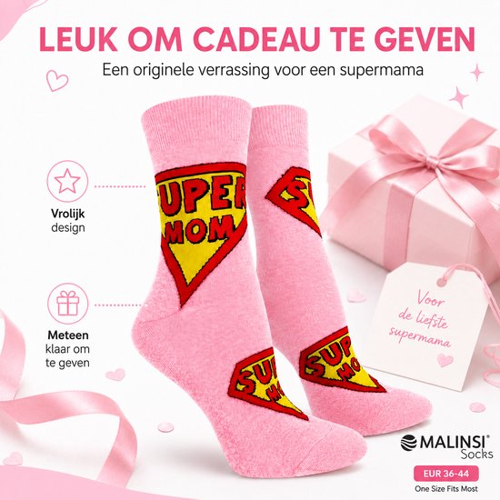 Roze sokken met 'SUPER MOM' in rood en geel superheldenlogo, naast een cadeau.