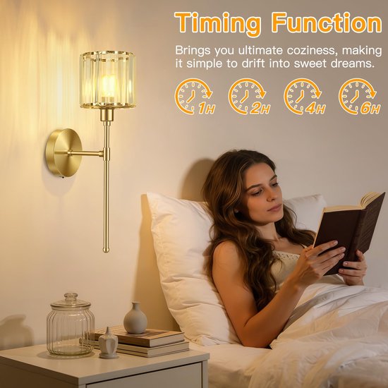 Een vrouw leest een boek in bed, verlicht door een gouden wandlamp met kristallen lampenkap. Timing functie 1H, 2H, 4H, 6H.
