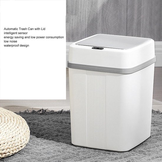 Witte automatische prullenbak met sensor en grijze band. Minimalistisch design.