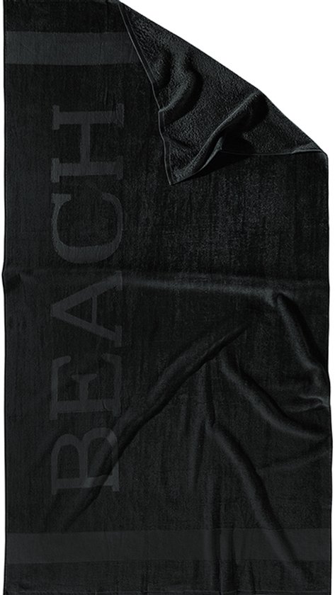 Zwarte handdoek met de tekst 'BEACH' in reliëf, deels opgerold.