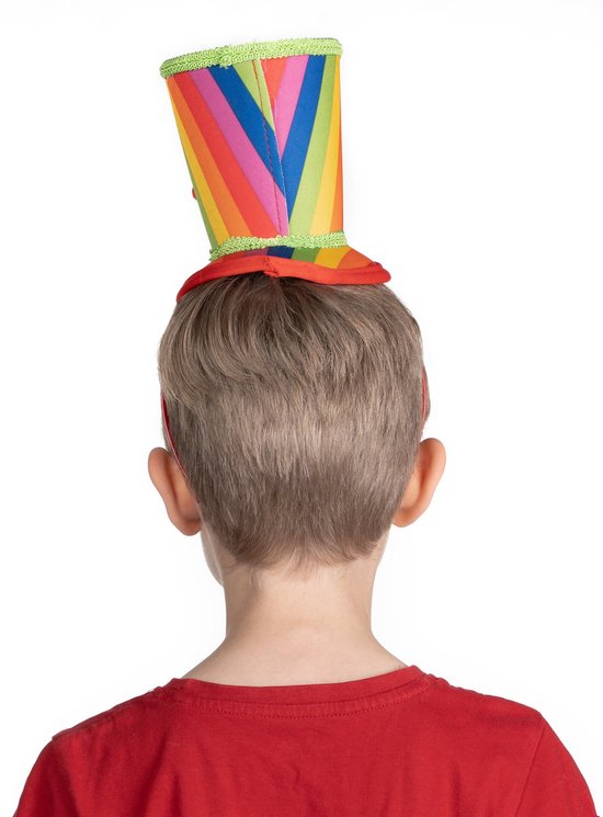 Achterkant van het hoofd van een jongen met blond haar, die een rode T-shirt en een veelkleurige clownshoed met veertjes draagt.