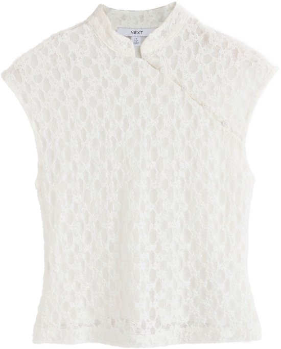 Witte kanten top met korte mouwen, hoge hals en asymmetrische sluiting met knoopjes.