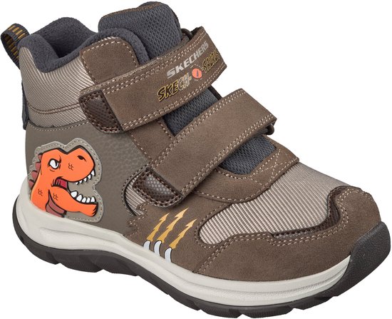 Bruine sneaker met oranje dinosaurusprint aan de zijkant en klittenbandsluitingen.