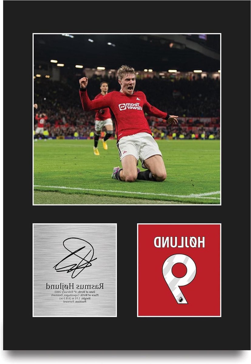 Rasmus Hojlund Foto - Gesigneerde Print Voetbal Poster - Cadeau Idee - Mat Zwart Passe-Partout - A4 Portret - Zwart