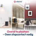 Zwarte draadloze deurbel met blauw lampje, geplaatst in een keuken, slaapkamer en woonkamer. "Overal te plaatsen - Geen stopcontact nodig"
