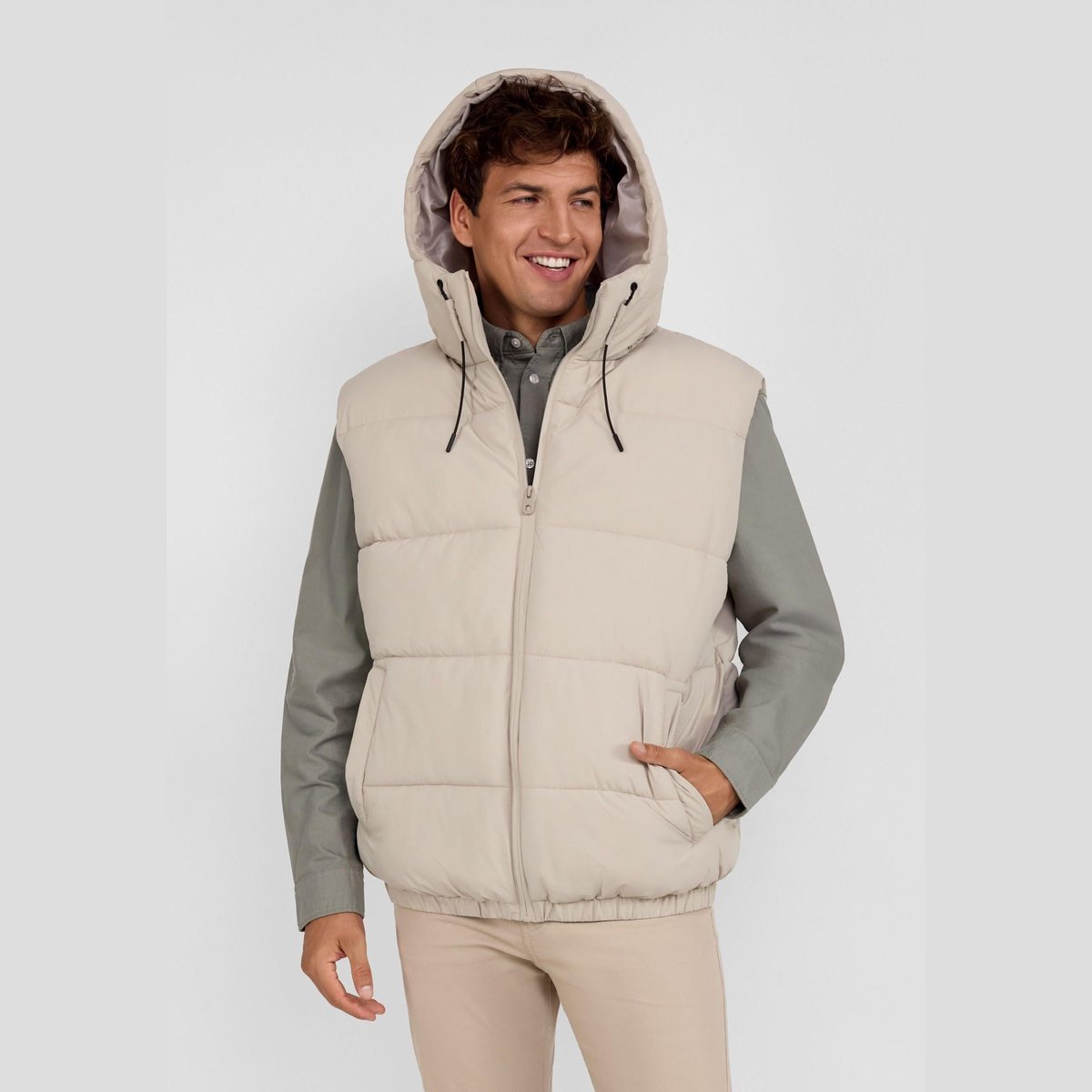 Minoti bodywarmer heren doorgestikt met capuchon lichtgrijs trekkoorden
